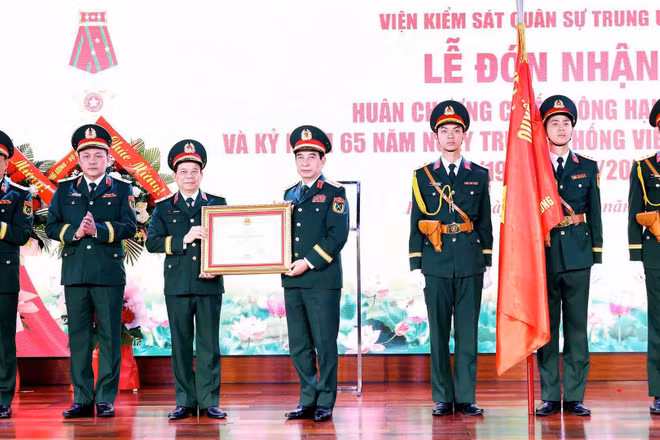 Đại tướng Phan Văn Giang trao Huân chương Chiến công hạng Nhất tặng Viện Kiểm sát quân sự Trung ương.