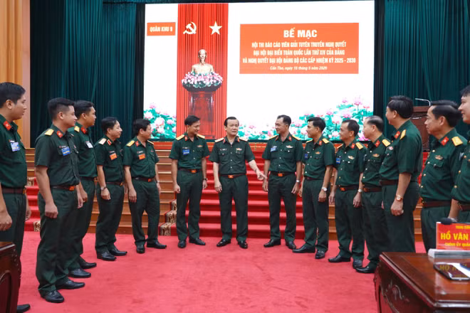 Trung tướng Hồ Văn Thái trao đổi với các đại biểu và thí sinh tham gia hội thi.