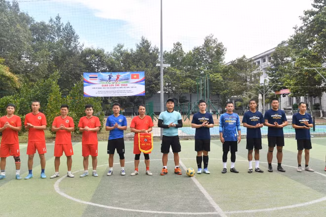 Cán bộ, chiến sĩ hai đội chụp ảnh lưu niệm trước giờ bóng lăn.