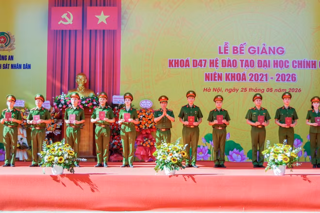 Trung tướng, Giáo sư, Tiến sĩ Trần Minh Hưởng, Giám đốc Học viện Cảnh sát nhân dân, trao bằng tốt nghiệp cho các tân cử nhân khóa D47.