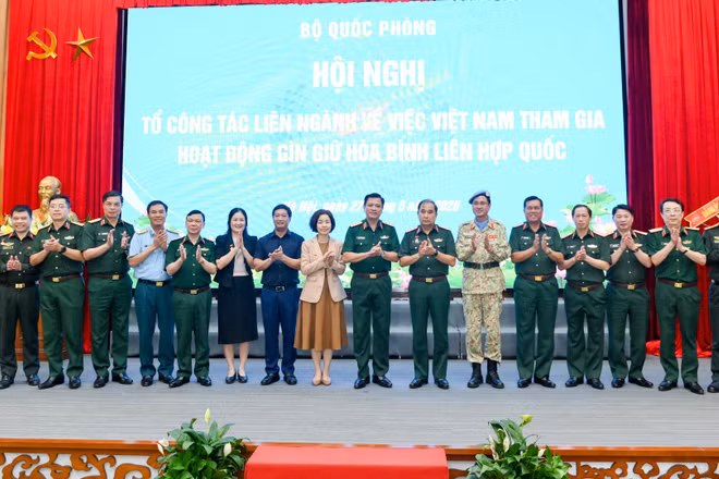 Các đại biểu tại hội nghị.