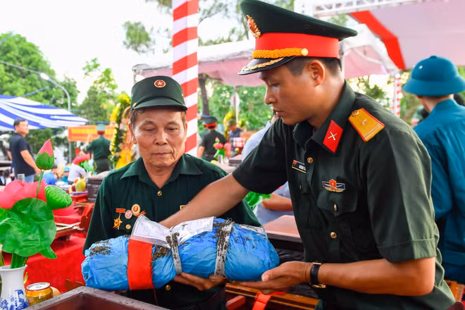 Hài cốt liệt sĩ về tới Nghĩa trang Liệt sĩ Nghi Lộc.
