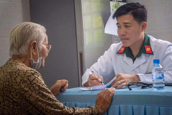 Y, bác sĩ tư vấn sức khỏe cho nhân dân.