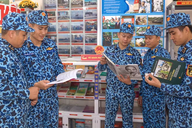 Thủy thủ tàu ngầm tích cực nghiên cứu, học tập và làm theo Bác.
