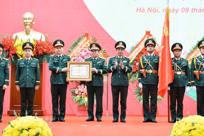 Phó Thủ tướng Chính phủ, Bộ trưởng Quốc phòng Phan Văn Giang trao danh hiệu Anh hùng lực lượng vũ trang nhân dân cho Cục 16.