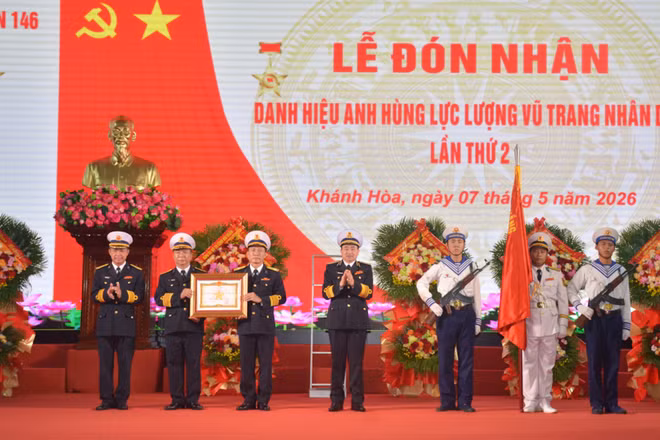 Thừa ủy quyền của Chủ tịch nước, Phó Đô đốc Trần Thanh Nghiêm trao danh hiệu Anh hùng lực lượng vũ trang nhân dân tặng Lữ đoàn 146.