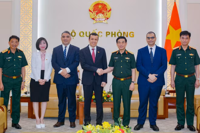 Đại tướng Phan Văn Giang cùng Đại sứ Algeria Azeddine Bechka và đoàn công tác tại buổi tiếp.