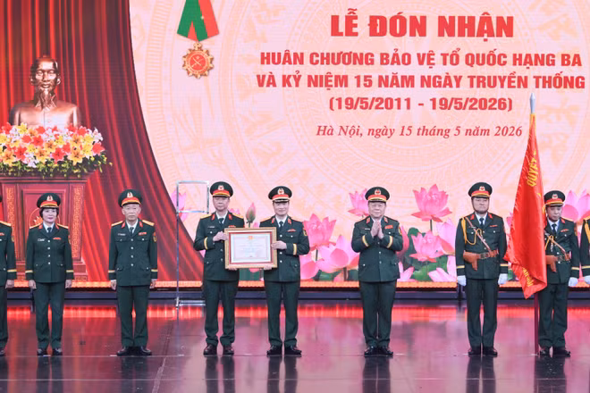 Đại tướng Nguyễn Trọng Nghĩa, Ủy viên Bộ Chính trị, Bí thư Trung ương Đảng, Chủ nhiệm Tổng cục Chính trị Quân đội nhân dân Việt Nam, trao Huân chương Bảo vệ Tổ quốc hạng Ba cho Trung tâm Phát thanh-Truyền hình Quân đội.