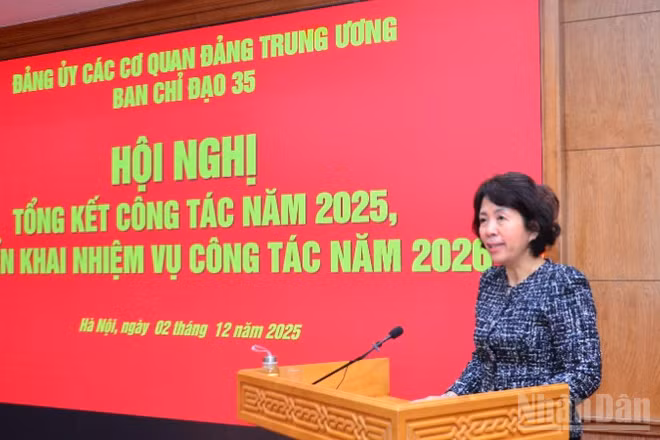 Đồng chí Nguyễn Thị Hoàng Vân, Phó Bí thư Đảng ủy, Trưởng ban Chỉ đạo 35 Đảng ủy các cơ quan Đảng Trung ương phát biểu tại hội nghị. (Ảnh: PHẠM CƯỜNG)