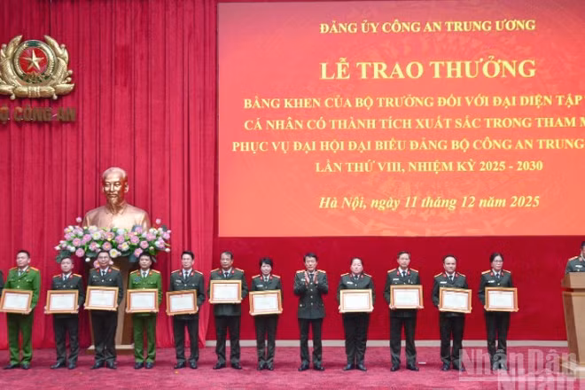 Đại tướng Lương Tam Quang, Ủy viên Bộ Chính trị, Bí thư Đảng ủy Công an Trung ương, Bộ trưởng Công an trao Bằng khen tặng các tập thể, có thành tích xuất sắc trong tham mưu, phục vụ Đại hội đại biểu Đảng bộ Công an Trung ương lần thứ VIII, nhiệm kỳ 2025-2030. (Ảnh: PHẠM CƯỜNG)