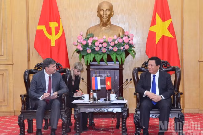 Đồng chí Nguyễn Xuân Thắng, Ủy viên Bộ Chính trị, Giám đốc Học viện Chính trị quốc gia Hồ Chí Minh, Chủ tịch Hội đồng Lý luận Trung ương tiếp và làm việc với ông Alexey Komissarov, Giám đốc Học viện Hành chính công và Kinh tế quốc dân trực thuộc Tổng thống Liên bang Nga (Ranepa). (Ảnh: PHẠM CƯỜNG)