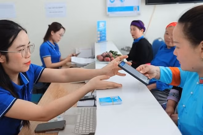 Nhân viên VinaPhone phục vụ khách xác thực thông tin tại điểm giao dịch VNPT Bắc Hà-Lào Cai.