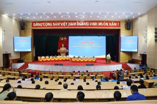 Hội nghị tiếp xúc, đối thoại giữa Chủ tịch Ủy ban nhân dân tỉnh Hưng Yên với đoàn viên, công nhân, viên chức, người lao động trên địa bàn tỉnh.