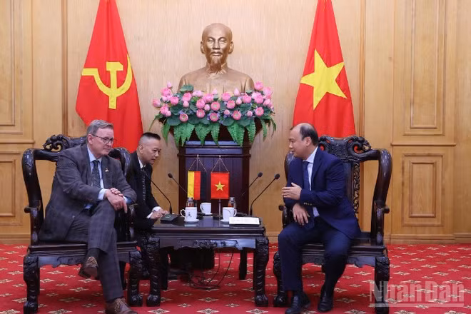 Đồng chí Lê Hải Bình, Ủy viên Trung ương Đảng, Phó Giám đốc Thường trực Học viện Chính trị quốc gia Hồ Chí Minh tiếp và làm việc với Phó Chủ tịch Quốc hội Liên bang Đức Bodo Ramelow. (Ảnh: PHẠM CƯỜNG)