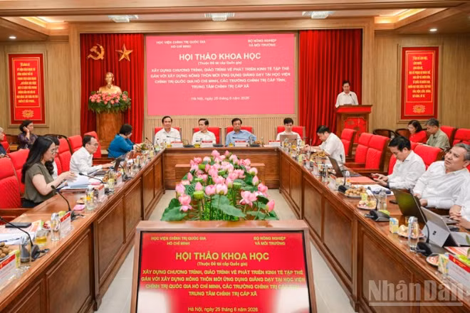 Hội thảo khoa học “Xây dựng chương trình, giáo trình về phát triển kinh tế tập thể gắn với xây dựng nông thôn mới ứng dụng giảng dạy tại Học viện Chính trị quốc gia Hồ Chí Minh, các trường chính trị cấp tỉnh, trung tâm chính trị cấp xã”. (Ảnh: BẢO LONG)