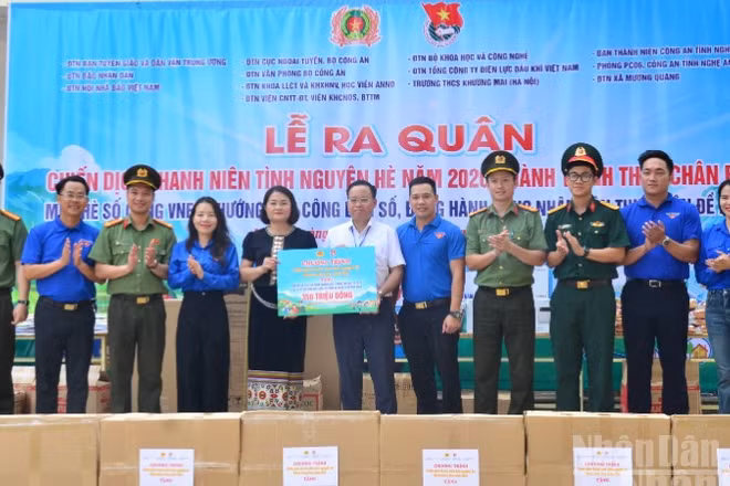 Đoàn Thanh niên các đơn vị trao biểu trưng tổng giá trị các phần quà trị giá cho xã Mường Quàng.