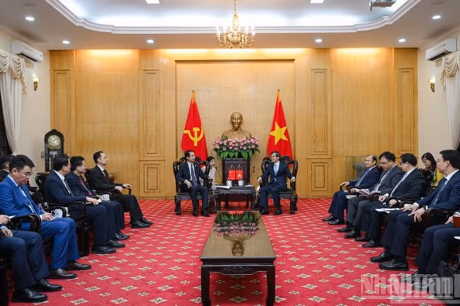 Đồng chí Đoàn Minh Huấn, Ủy viên Bộ Chính trị, Giám đốc Học viện Chính trị quốc gia Hồ Chí Minh tiếp và làm việc với Đại sứ Đặc mệnh toàn quyền nước Cộng hòa nhân dân Trung Hoa tại Việt Nam Hà Vĩ. (Ảnh: BẢO LONG)