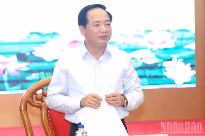 Đồng chí Trịnh Văn Quyết, Ủy viên Bộ Chính trị, Bí thư Trung ương Đảng, Trưởng Ban Tuyên giáo và Dân vận Trung ương phát biểu chỉ đạo tại buổi làm việc.