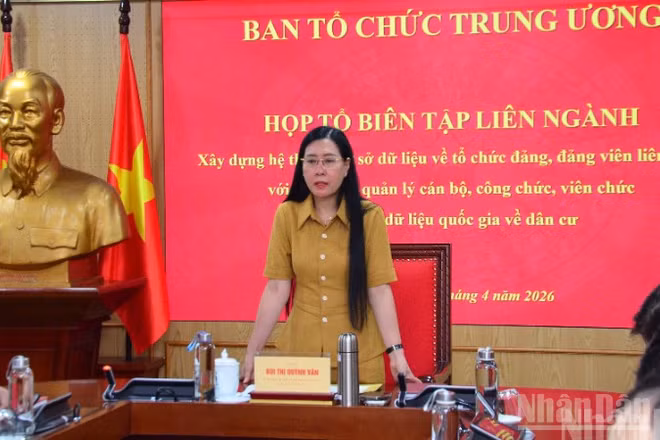 Đồng chí Bùi Thị Quỳnh Vân, Ủy viên Trung ương Đảng, Phó Trưởng ban Tổ chức Trung ương phát biểu tại cuộc họp. (Ảnh PHẠM CƯỜNG)