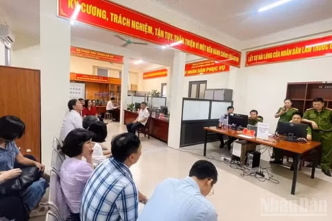 Đảng viên trên địa bàn phường Dương Nội, thành phố Hà Nội thực hiện triển khai việc đổi thẻ đảng viên điện tử. (Ảnh minh họa: DIỆU THƯƠNG)