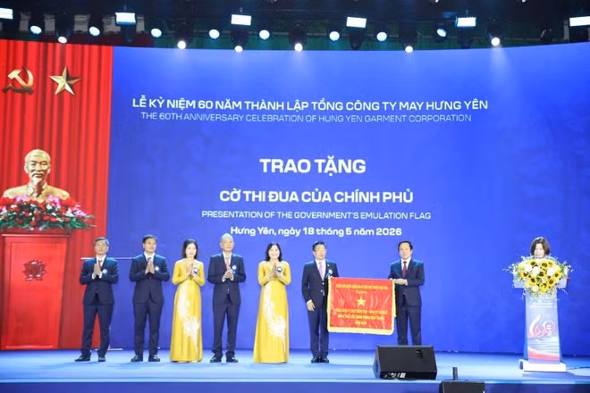Bí thư Tỉnh ủy Hưng Yên Phạm Quang Ngọc tặng Cờ thi đua của Chính phủ cho Tổng công ty May Hưng Yên.
