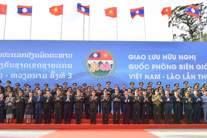 Đại tướng Phan Văn Giang và Đại tướng Khamliang Outhakaysone cùng các đại biểu 2 đoàn tại Cửa khẩu Thanh Thủy. 