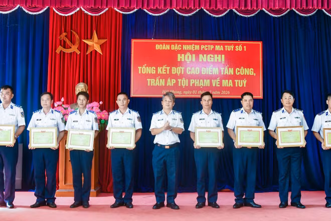 Chỉ huy đơn vị trao thưởng cho các tập thể, cá nhân có thành tích tiêu biểu.