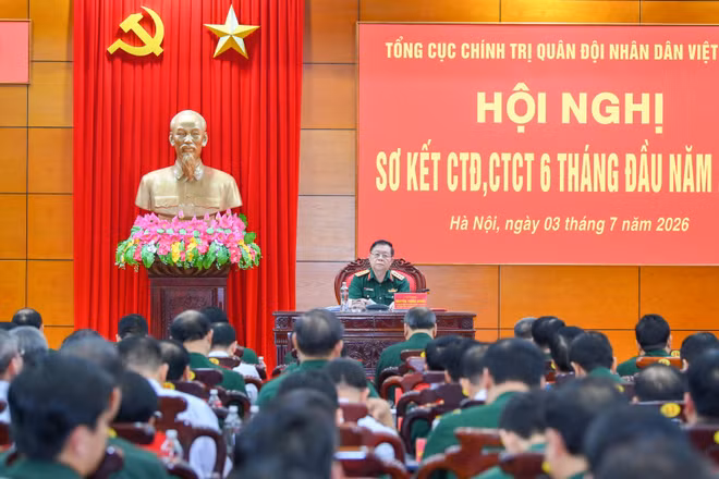 Đại tướng Nguyễn Trọng Nghĩa, Ủy viên Bộ Chính trị, Bí thư Trung ương Đảng, Ủy viên Thường vụ Quân ủy Trung ương, Chủ nhiệm Tổng cục Chính trị Quân đội nhân dân Việt Nam chủ trì hội nghị.