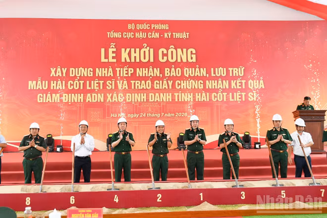 Các đại biểu thực hiện nghi thức khởi công công trình xây dựng nhà tiếp nhận, bảo quản, lưu trữ mẫu hài cốt liệt sĩ.