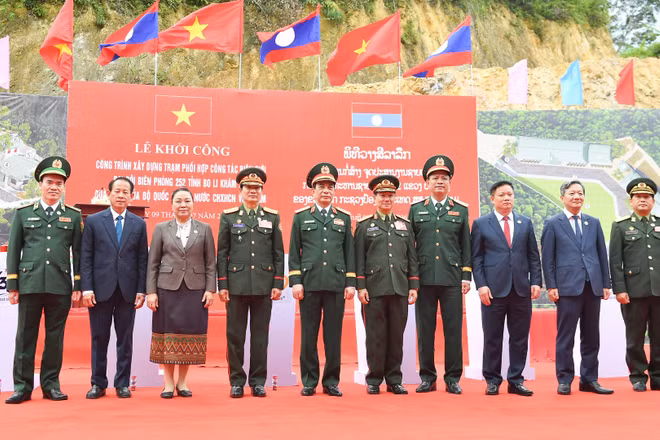 Đại tướng Phan Văn Giang và Đại tướng Khamliang Outhakaysone cùng đại biểu hai nước tại Lễ khởi công xây dựng công trình. 