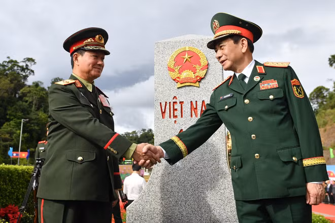 Đại tướng Phan Văn Giang và Đại tướng Khamliang Outhakaysone tại cột mốc 460.