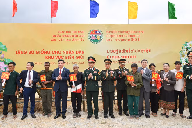 Đại tướng Phan Văn Giang và Đại tướng Khamliang Outhakaysone trao bò giống tặng các hộ dân của Lào ở khu vực biên giới.