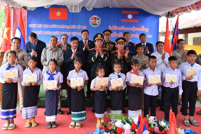 Đại tướng Phan Văn Giang và Đại tướng Khamliang Outhakaysone trao quà tặng các em học sinh Trường tiểu học Thongnammoun.