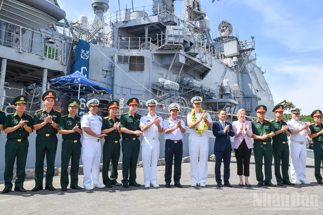 Đại diện Bộ Tư lệnh Vùng 3 Hải quân và Chuẩn Đô đốc Eric J. Anduze, Chỉ huy Nhóm tác chiến tàu sân bay số 5 (CSG-5), Hải quân Mỹ cùng các đại biểu tại lễ đón.