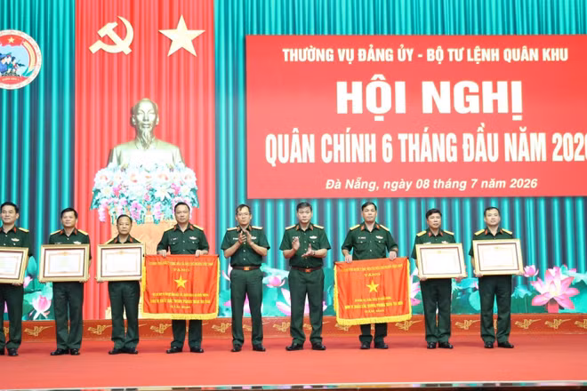 Trung tướng Lê Ngọc Hải, Ủy viên Trung ương Đảng, Ủy viên Quân ủy Trung ương, Phó Bí thư Đảng ủy, Tư lệnh Quân khu 5 và Thiếu tướng Lương Đình Chung, Bí thư Đảng ủy, Chính ủy Quân khu 5 trao thưởng cho các tập thể cá nhân.