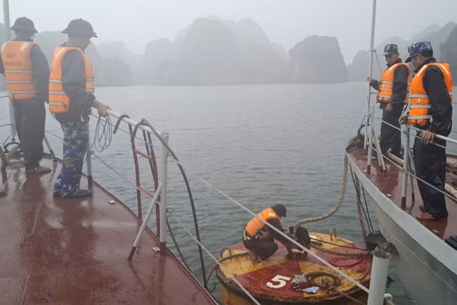 Các tàu tổ chức chằng buộc dây vào phao.