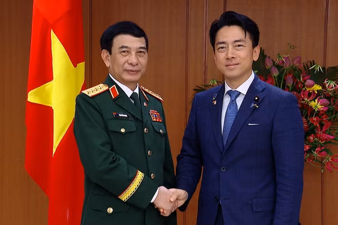 Đại tướng Phan Văn Giang và Bộ trưởng Koizumi Shinjiro.
