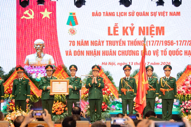 Đại tướng Nguyễn Trọng Nghĩa trao Huân chương Bảo vệ Tổ quốc Hạng Ba cho Bảo tàng Lịch sử Quân sự Việt Nam.