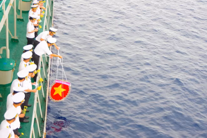 Đoàn công tác thả vòng hoa tưởng niệm các Anh hùng liệt sĩ.