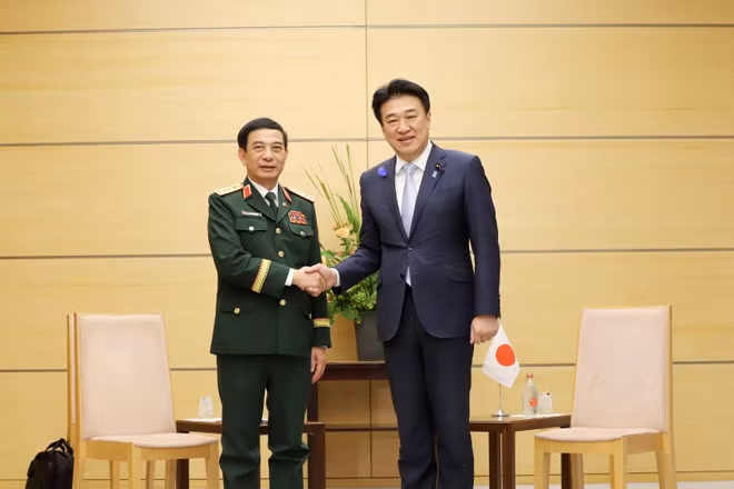 Đại tướng Phan Văn Giang, Ủy viên Bộ Chính trị, Phó Bí thư Quân ủy Trung ương, Phó Thủ tướng Chính phủ, Bộ trưởng Quốc phòng và Ngài Kihara Minoru, Chánh Văn phòng Nội các Nhật Bản tại cuộc hội kiến.