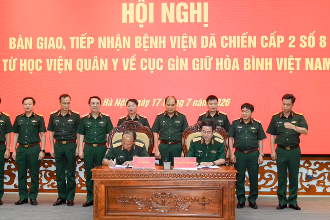 Đồng chí Thượng tướng Phùng Sĩ Tấn, Phó Tổng Tham mưu trưởng Quân đội nhân dân Việt Nam chứng kiến lễ ký Bàn giao Bệnh viện dã chiến cấp 2 số 8 từ Học viện Quân y về Cục Gìn giữ hòa bình Việt Nam.