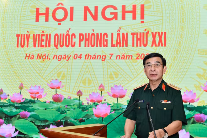 Đại tướng Phan Văn Giang, Ủy viên Bộ Chính trị, Phó Bí thư Quân ủy Trung ương, Phó Thủ tướng Chính phủ, Bộ trưởng Quốc phòng phát biểu tại hội nghị.