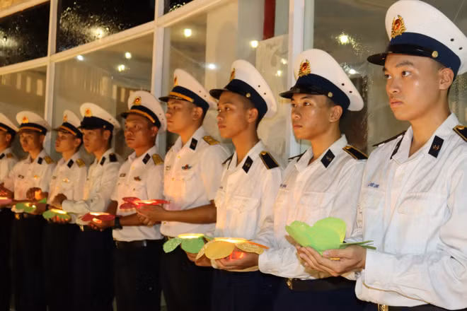 Tuổi trẻ Học viện Hải quân thành kính dâng hoa và nến tri ân.