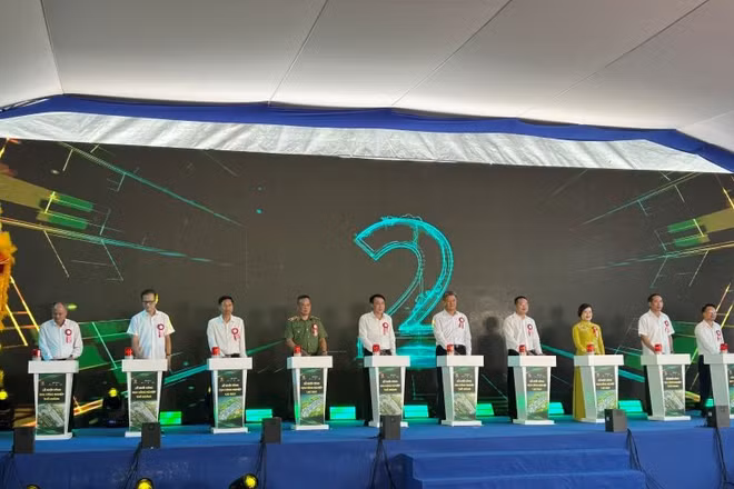 Các đại biểu thực hiện nghi thức khởi công xây dựng khu công nghiệp Thổ Hoàng (tỉnh Hưng Yên) quy mô 250ha. (Ảnh: Phạm Hà)