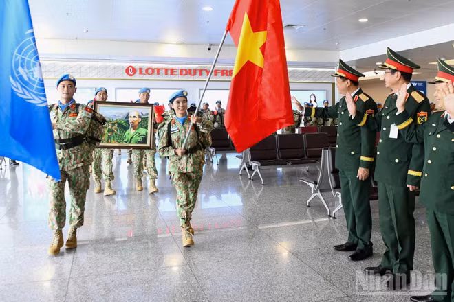 Thượng tướng Nguyễn Trường Thắng chúc cán bộ, nhân viên Đội Công binh số 5 hoàn thành xuất sắc nhiệm vụ. (Ảnh: THẾ ĐẠI)