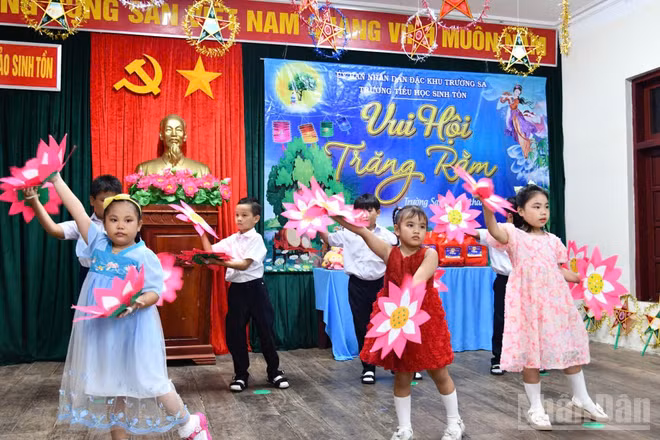 Các em thiếu nhi ở đảo Sinh Tồn biểu diễn tiết mục văn nghệ. (Ảnh: THÀNH VŨ)