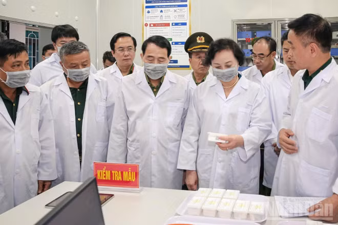 Phó Thủ tướng Phạm Thị Thanh Trà và đoàn công tác kiểm tra kho lưu trữ, bảo quản mẫu hài cốt liệt sĩ tại nhà kho K4, Kho 708.