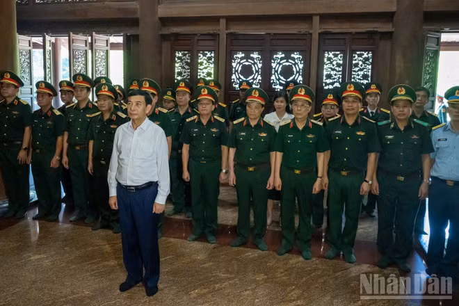 Các đại biểu tưởng nhớ Chủ tịch Hồ Chí Minh.
