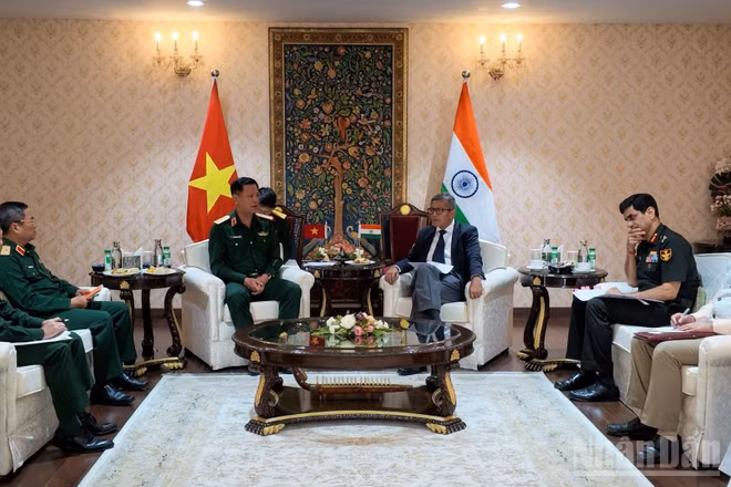 Thượng tướng Nguyễn Trường Thắng và Thư ký Quốc phòng Ấn Độ Rajesh Kumar Singh tại buổi hội kiến.