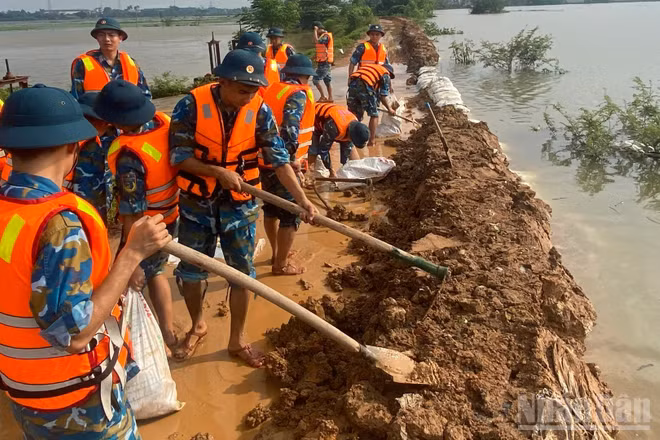Chiến sĩ Không quân tại khu vực đê. (Ảnh: QUANG PHONG)